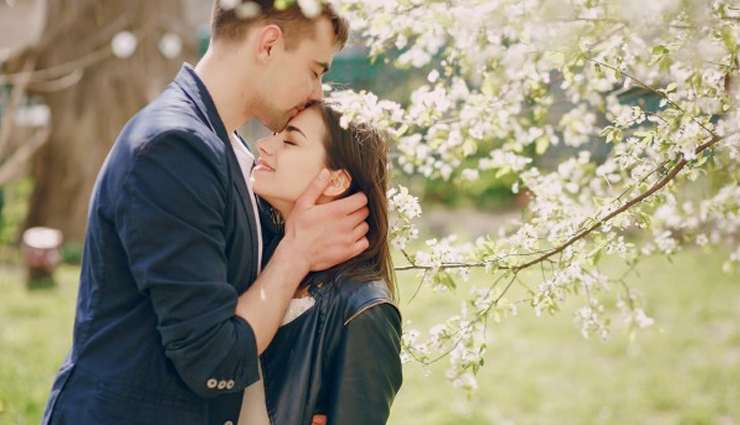 signs guy is attracted,attraction signs,relationship tips,couple tips