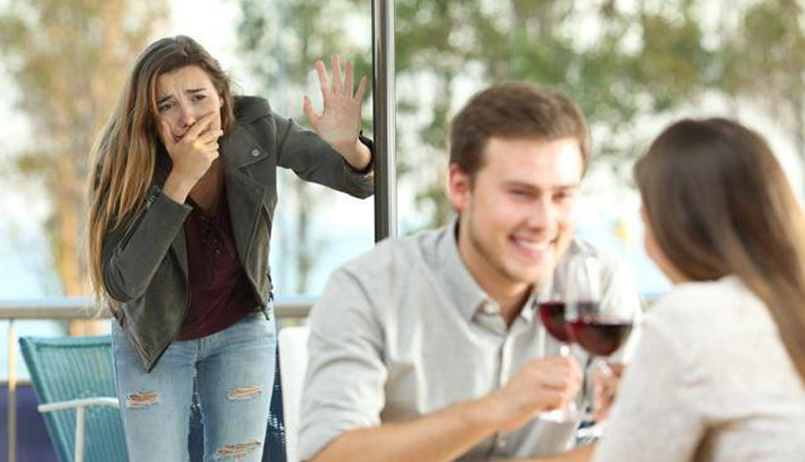 पार्टनर में दिखने लगे ये बदलाव तो समझ जाएं कि वो दे रहा है आपको धोखा 