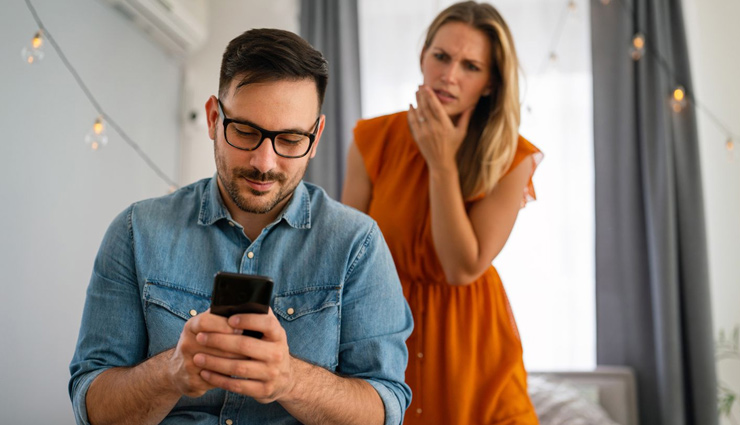 signs a guy is jealous,jealous guy behavior,how to tell if a guy is jealous,jealous boyfriend signs,signs of jealousy in men,insecure guy signs,jealousy warning signs,guy acting jealous,boyfriend jealous behavior,subtle signs of jealousy,jealous boyfriend tendencies,relationship jealousy signs,guy showing jealousy,how to spot jealousy in men,identifying a jealous boyfriend