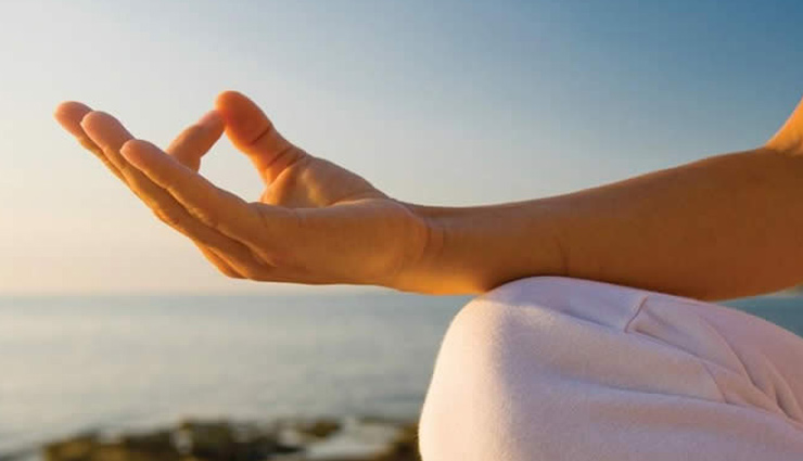 स्मरणशक्ति बढाती है योग की यह मुद्रा, जाने और फायदे