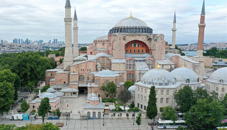 tourist destinations,10 tourist destinations,7 wonders,angkor,easter island statues,stonehenge,kiyomizu temple,neuschwanstein castle,alhambra,acropolis,kremlin,hagia sophia,timbuktu,travel,travel tips,holidays