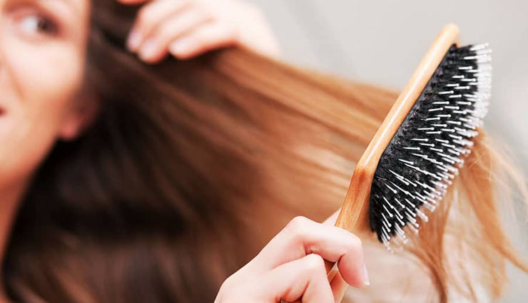 बालों की सेहत जुड़ी है हेयर ब्रश से, जानें किस तरह करें इनका चयन