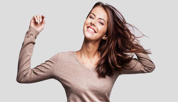 पाना चाहती हैं ऑयली बालों की समस्या से छुटकारा, जानें हेयर वॉश का सही तरीका