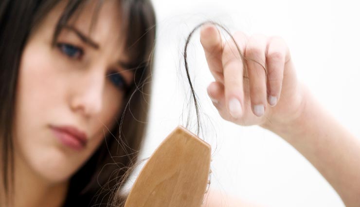 रोज-रोज गिरते बालों से हो चुकी हैं परेशान, इन 4 उपायों से बनाए इन्हें जड़ से मजबूत