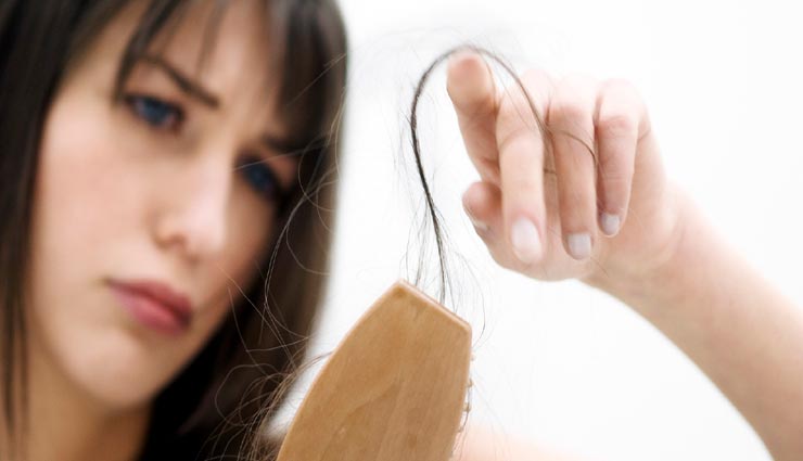 कहीं आप भी तो नहीं करते ये 5 गलतियां, बाल झड़ने का बनती है कारण