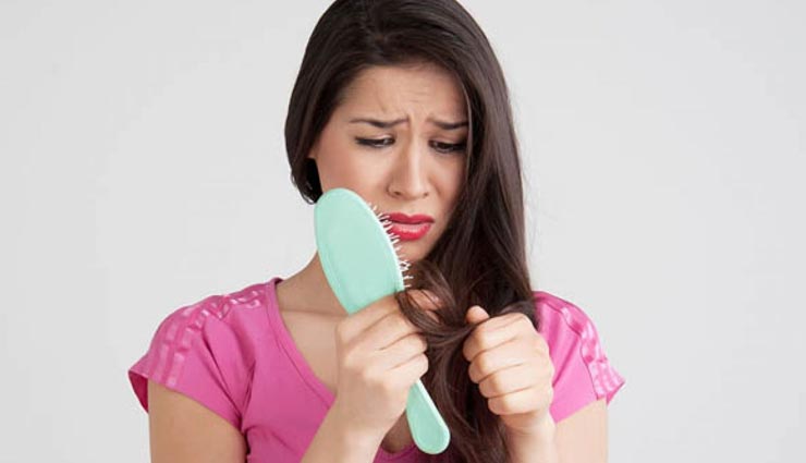 कहीं आप भी तो नहीं कर रही बालों से जुड़ी ये गलतियां, बनती हैं हेयर फॉल का कारण