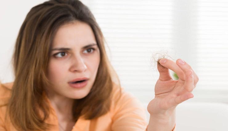 इन 5 आसान उपायों से रोकें बालों का झड़ना