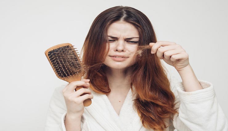 बालों से जुड़ी ये 5 गलतियां बनती हैं इनके टूटने का कारण