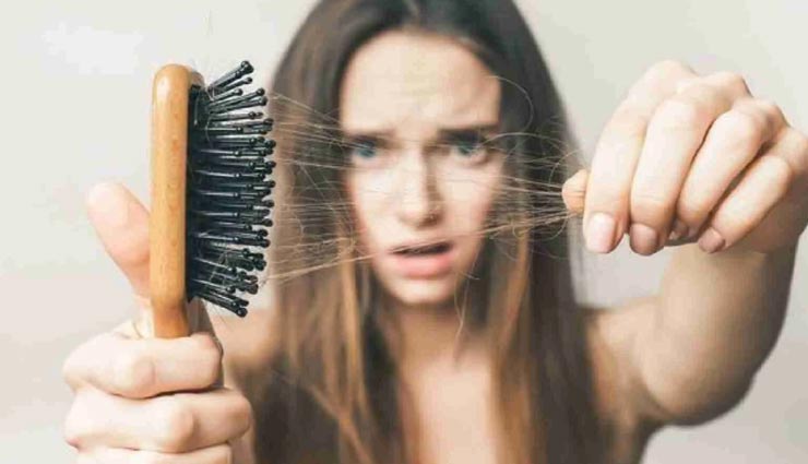 आपकी ये 5 गलत आदतें बन रही बालों के झड़ने का कारण, जानें और लाए इनमें सुधार