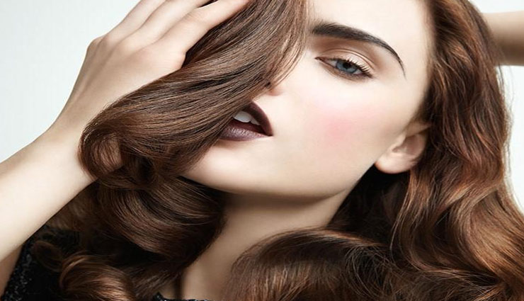 घने और लम्बे बालों से बढती है महिलाओं की सुन्दरता, जानें इन्हें पाने के उपाय