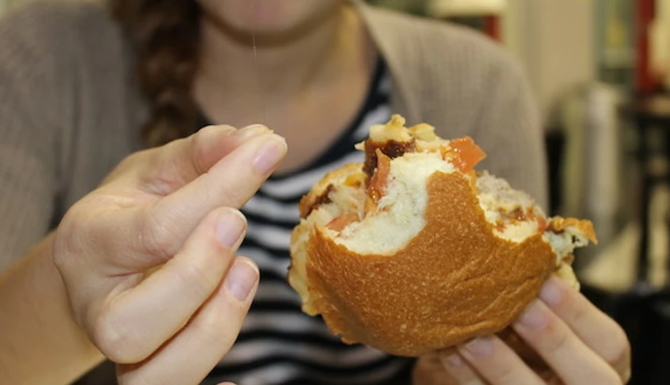  बार-बार खाने में बाल मिलना सिर्फ संयोग नहीं, ये संकेत हो सकते हैं खराब राहु और पितृ दोष के – जानिए इससे जुड़ी अहम बातें