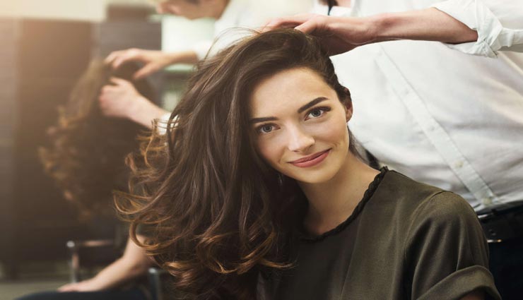 क्या आप जानती हैं बालों में तेल लगाने का सही तरीका, मिलेंगे गजब के फायदे