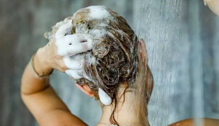 बालों में शैंपू करने के दौरान रखें इन बातों का ध्यान, नहीं तो बढ़ सकती हैं इनके झड़ने की समस्या