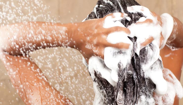 हफ्ते में कितनी बार धोने चाहिए बाल, जानें अपने Hair Type के अनुसार
