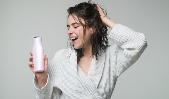 avoid these mistakes while shampooing it becomes the reason for hair fall,hair care tips,hair care,winter hair care tips,hair care  tips in hindi,beauty tips,beauty hacks