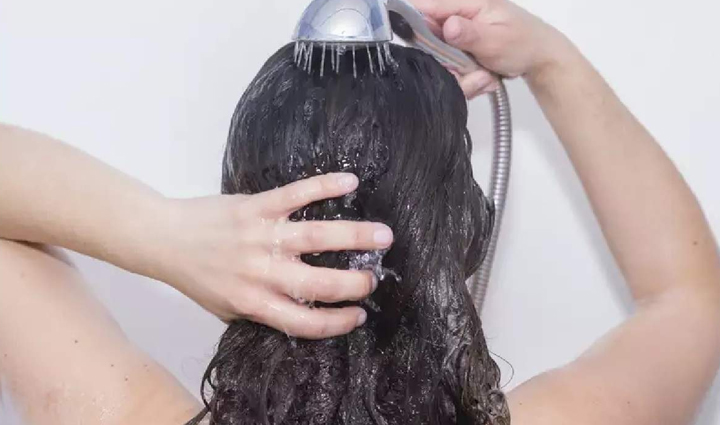 avoid these mistakes while shampooing it becomes the reason for hair fall,hair care tips,hair care,winter hair care tips,hair care  tips in hindi,beauty tips,beauty hacks