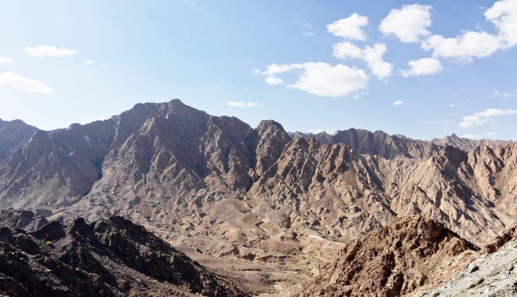 5 must visit places in uae,sheikh zayed mosque,abu dhabi,hajar mountains,jebel hafeet,dubai creek dhow rid,sharjah museum of islamic civilisation