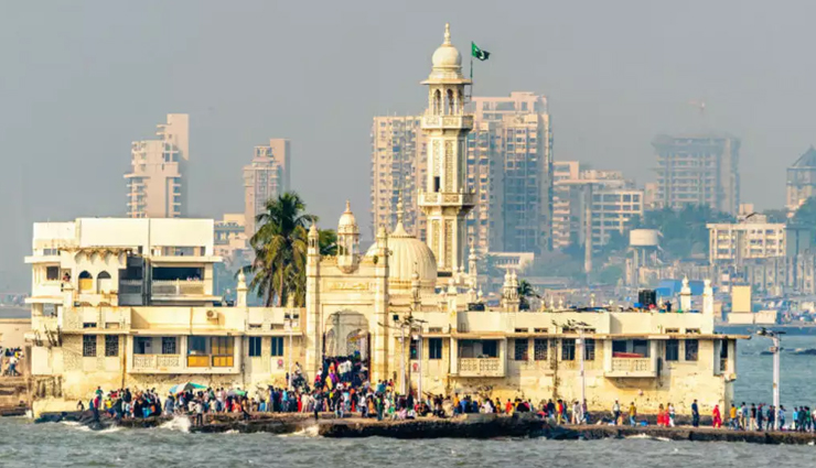 iconic mosques of india,historical mosques in india,famous mosques in india,guide to mosques in india,exploring indian mosques,religious sites in india,indian architecture and mosques,tourist attractions in india,cultural heritage sites in india,spiritual destinations in india