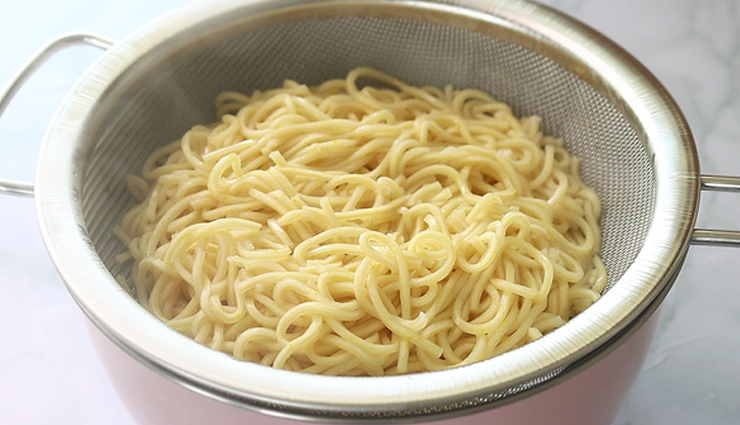 chinese style veg hakka noodles,easy veg hakka noodles recipe,delicious hakka noodles,chinese cuisine noodles,quick and easy chinese noodles,hakka noodles with veggies,simple chinese noodles recipe,homemade hakka noodles,flavorful veg noodles,vegetarian chinese recipe