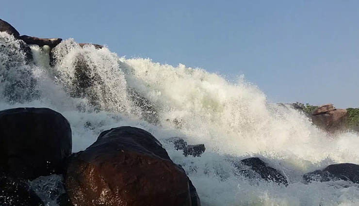 tourist attractions near bhopal,must-visit places near bhopal,raisen fort,bijasan mata temple,halali dam,udayagiri caves,great stupa sanchi,marine drive bhopal,bori wildlife sanctuary,satpura national park