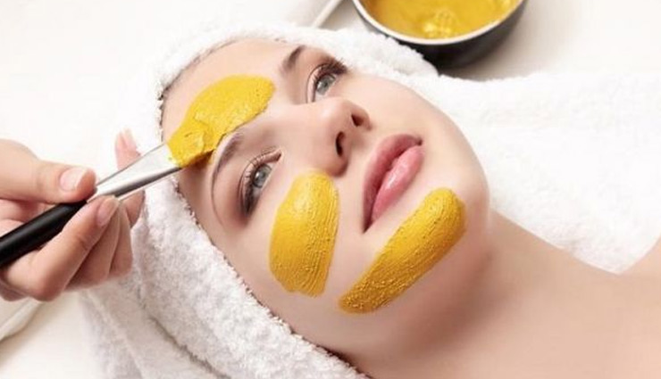 हल्दी दिलाएगी आपको खूबसूरत चेहरा, आजमाकर देखें इससे बने ये 6 बेहतरीन Facepack 