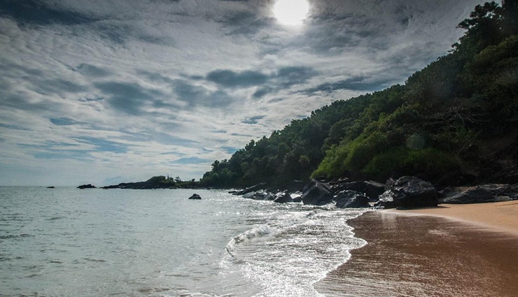 gokarna tourist places,kudle beach,om beach,mahabaleshwar temple,paradise beach,half-moon beach,mirjan fort,koti tirtha,bhadrakali temple,lalguli falls,maha ganapati temple