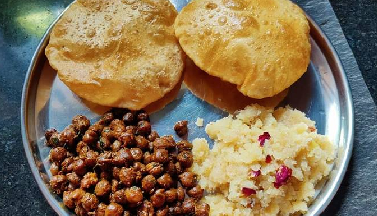 दुर्गा माता का पसंदीदा भोजन है हलवा-चना-पुरी, नवरात्रि में कन्याओं को खिलाया जाता है यह प्रसाद #Recipe