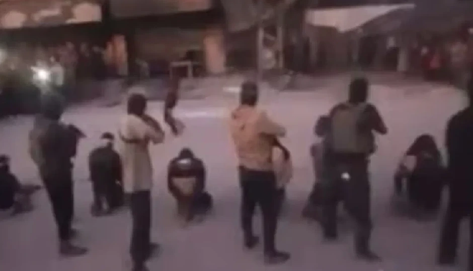 हमास ने सड़क पर आठ लोगों को मौत की सजा दी, आंखों पर पट्टी बांधकर गोली मारी