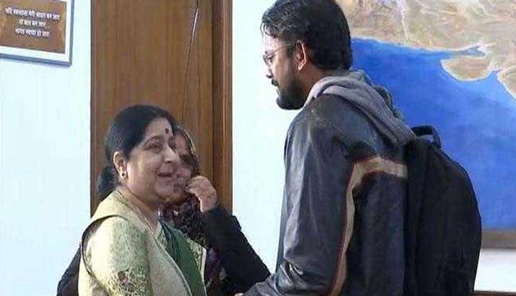 सुषमा स्वराज से मिलकर फूट-फूटकर रोने लगे हामिद अंसारी, 6 साल बाद हुई है पाकिस्तान से वापसी, VIDEO