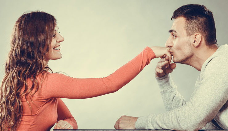 हर अंग पर KISS करने के पीछे छुपा है एक राज़, जानिए kissing predictions,kissing on hand,kissing on cheeks,kissing on forehead,earlobe kiss,kissing on stomach,valentines day,valentines week,kiss day