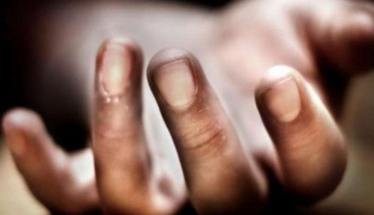 पत्नी को नशीला पदार्थ खिलाकर किया बेहोश, फिर काट डाला हाथ, आरोपी फरार