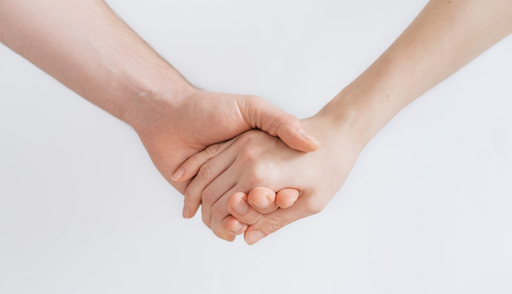 hand catching,hand catching style,relationship strength,relationship status