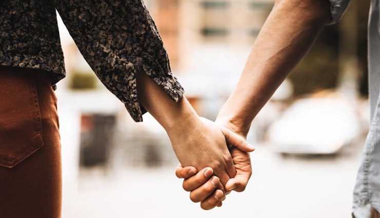 romantic touches to connect with your lover,ways to connect through physical intimacy,romantic gestures for couples,how to connect emotionally with partner,intimate ways to bond with lover,signs of affection in relationships,non-sexual romantic touches,deepen your bond with romantic touches,strengthen relationship with physical touch,affectionate gestures for couples