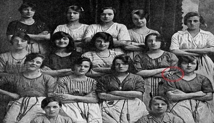 weird news,weird incident,viral picture,120 years old picture,15 girls picture