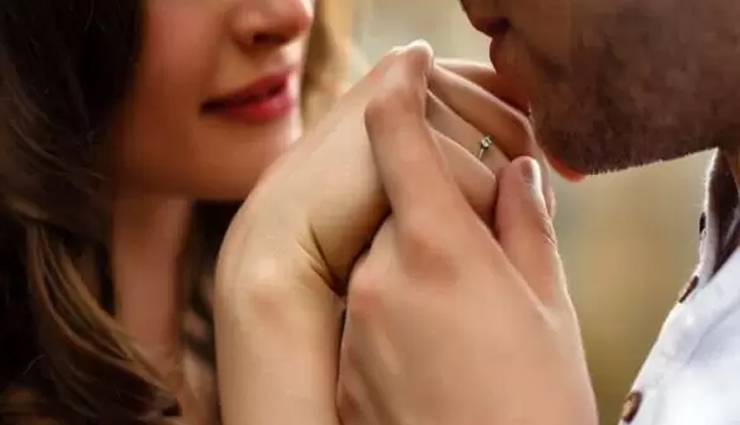 romantic touches to connect with your lover,ways to connect through physical intimacy,romantic gestures for couples,how to connect emotionally with partner,intimate ways to bond with lover,signs of affection in relationships,non-sexual romantic touches,deepen your bond with romantic touches,strengthen relationship with physical touch,affectionate gestures for couples