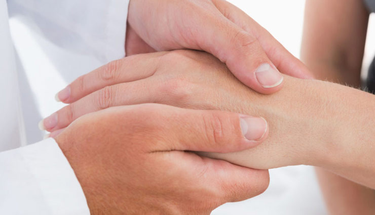 हाथ-पैर का कांपना बन सकता है बड़ी समस्या, जानें इसके पीछे का कारण 