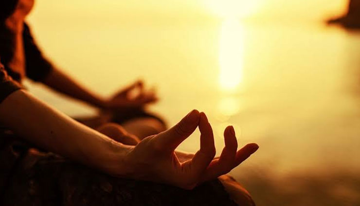 hand yoga mudra,hand yoga mudras to lose weight,weight lose tips,Health tips,fitness tips,yoga for weight loss