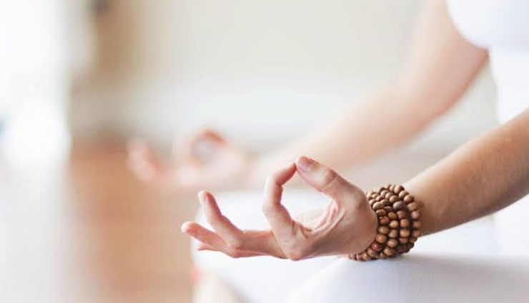 5 Hand Yoga Mudras To Lose Weight