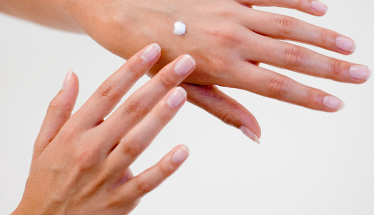 हाथो का रूखापन घटा रहा है ख़ूबसूरती, ले इन घरेलू नुस्खों की मदद