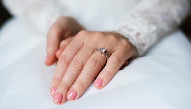मैनीक्योर बनाता है आपके हाथों को आकर्षक, जानें कौनसा टाइप रहेगा आपके लिए बेहतरीन 