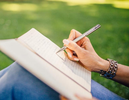 आपकी लिखावट भी बताती है आपके स्वाभाव के बारें में, जाने कैसें