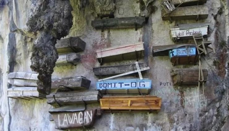 weird news,weird ritual,weird festival,corpses taken out,indonesia