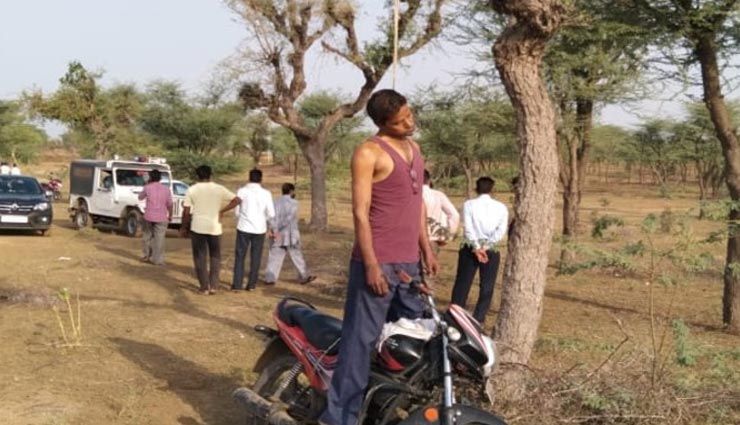 नागौर : मोटरसाइकिल पर खड़ा और खेजड़ी के पेड़ से लटका मिला युवक का शव