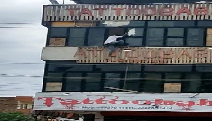 जयपुर : चोरी के इरादे से शोरूम में घुसा चोर भूल गया रास्ता, खिड़की से उतरने के चक्कर में लटका