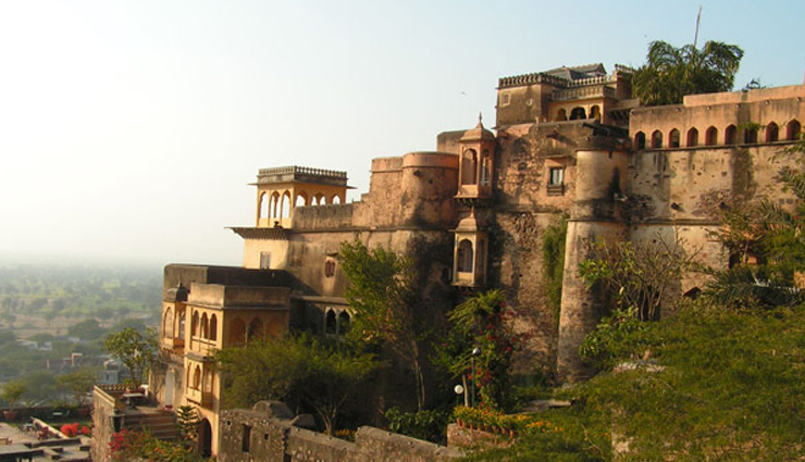 hansi,tourist attraction in hansi,places to visit in hansi,fort of hansi,durgah char qutab,barsi gate,ruins of rakhigarhi,shri 1008 bhagwan parshavnath digambar jain atishay kshetra punyoday teertha