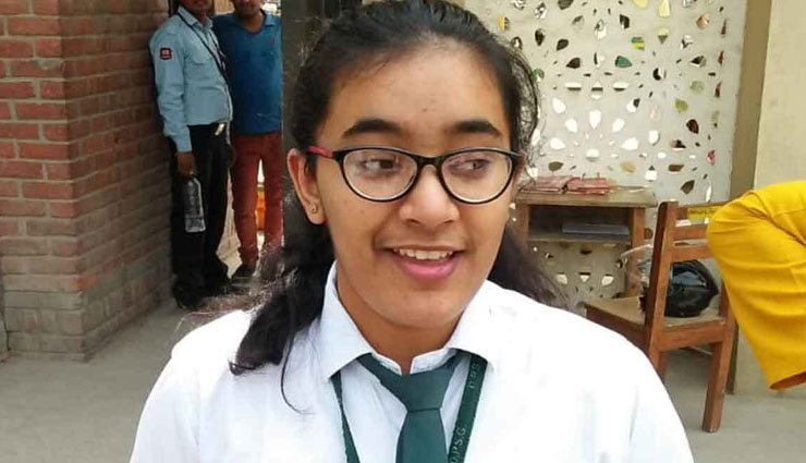 CBSE 12th Results 2019: 499 नंबर लाकर हंसिका शुक्ला और करिश्मा अरोड़ा ने देशभर में किया टॉप, कुल 83.4 प्रतिशत बच्‍चे हुए पास