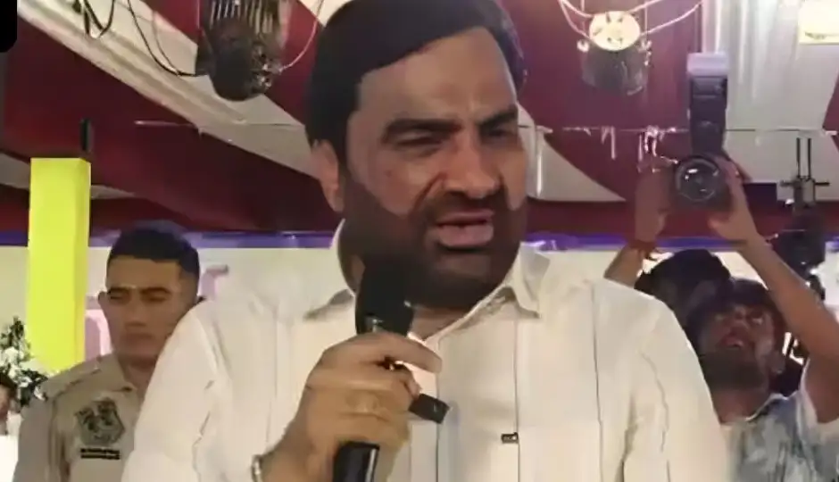 हंगामे से नाराज हुए हनुमान बेनीवाल, माइक मंच पर फेंककर बीच में छोड़ा कार्यक्रम, बोले- 'तुमने नेता देखा है या नहीं...'