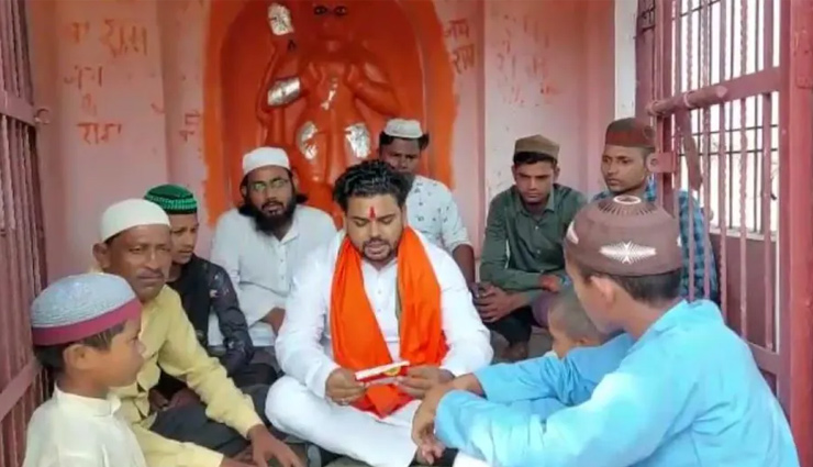 यूपी: अलीगढ़ के मंदिर में हिंदू संगठन के नेता ने मुस्लिमों से करवाया हनुमान चालीसा पाठ