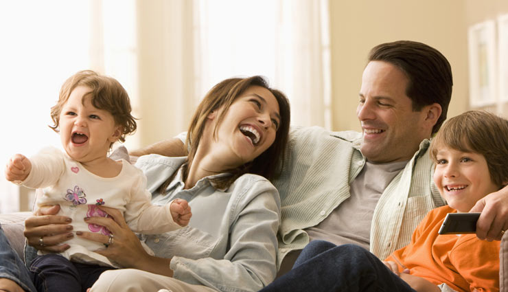 लड़ाई-झगड़े से खो रही परिवार की शांति, इन टिप्स से माहौल में लाए सकारात्मकता 