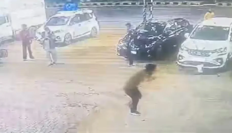 हापुड़ में सनसनी: ढाबे पर युवक ने चिकन काटने वाले चाकू से खुद का गला काटा, तड़पकर हुई मौत